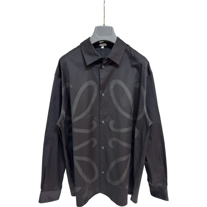Chemise noire avec motif ornemental en relief